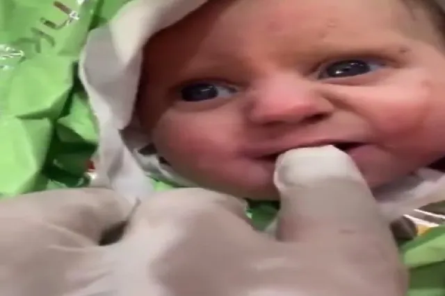 ১২০ ঘণ্টা পর ধ্বংসস্তূপের নিচ থেকে উদ্ধার করা হয়েছে ২ মাসের শিশুকে, দেখুন ভিডিও