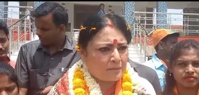 পায়ে হেঁটে প্রচারে অগ্নিমিত্রা পাল