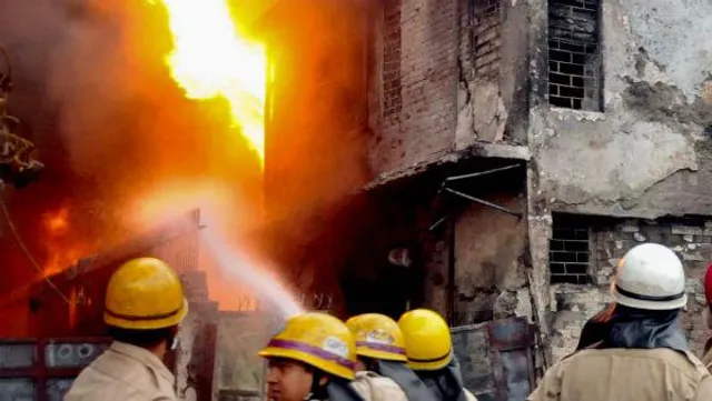 চেতলা লক গেট এলাকায় ঝুপড়িতে আগুন