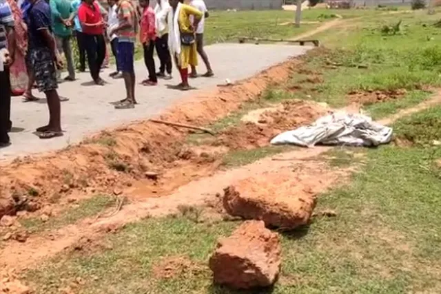 মাটি কাটা, বালি ভরাট ছাড়াই রাস্তা নির্মাণের অভিযোগ