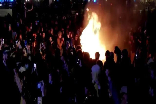 রাষ্ট্রপতির কুশপুত্তলিকা দাহ, ক্রমেই উত্তাল হচ্ছে বিক্ষোভ- দেখুন ভিডিও