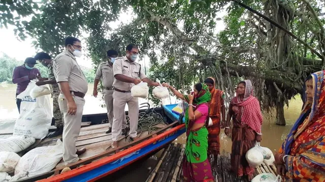 বন্যা কবলিত এলাকায় ত্রাণ বিতরণ করল পশ্চিম মেদিনীপুর জেলা পুলিশ