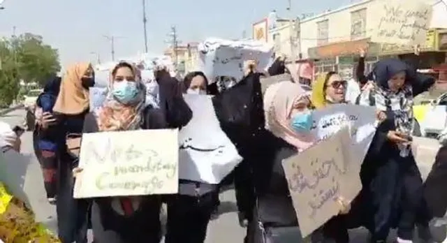 তালিবান প্রতিবাদে 'আজাদি' স্লোগান তুলে পথে নেমেছেন কাবুলের মহিলারা