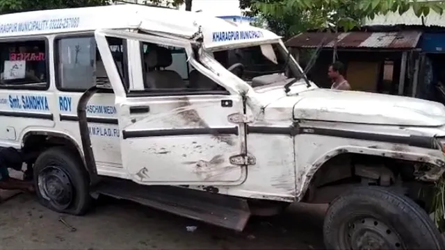 গরুকে বাঁচাতে গিয়ে উল্টে গেলো অ্যম্বুলেন্স