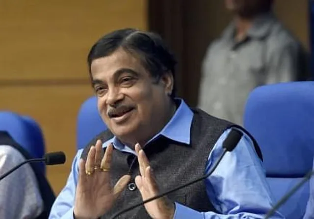 গাড়ি চালানোর সময়ও ফোনে কথা বললে জরিমানা নয় : নীতীন গড়করি