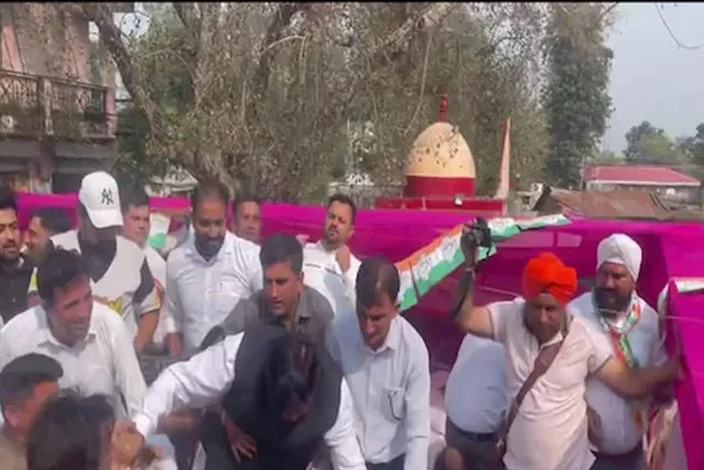 বক্তৃতা দেওয়া সময়ে হঠাতই ভেঙে পড়ল নেতার মঞ্চ