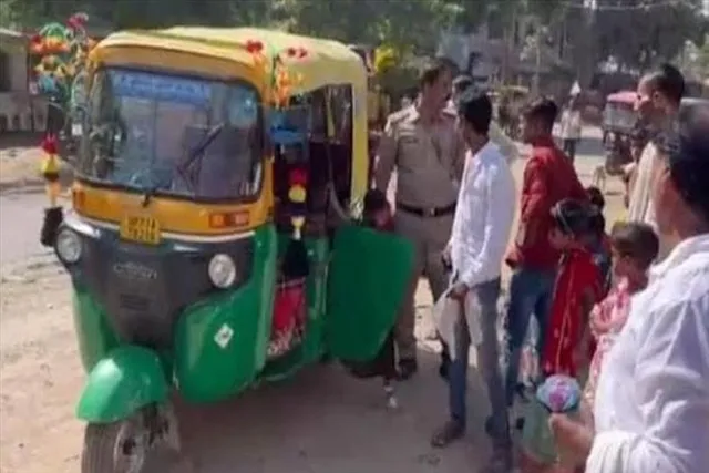 একটি অটোয় সওয়ার ২৭ জন!