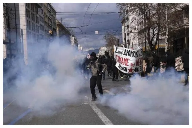 এথেন্সে ট্রেন দুর্ঘটনায় বিক্ষোভকারীদের লক্ষ্য করে কাঁদানে গ্যাস নিক্ষেপ করলো পুলিশ