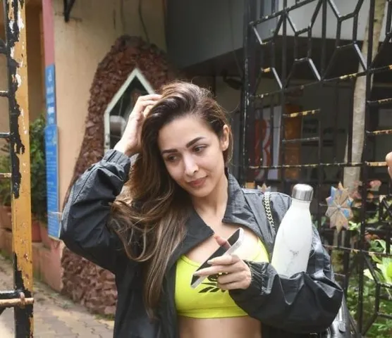 যোগব্যায়াম সেশনের হট পোশাকে মালাইকা