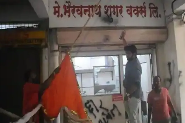 Maharashtra Crisis: 'বিদ্রোহী' বিধায়কের অফিসে ভাঙচুরের অভিযোগ