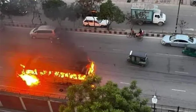 ঢাকায় চলন্ত বাসে আগুন