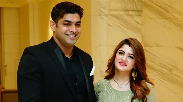 জন্মদিনের আগেই সুইৎজারল্যান্ডের দামি ঘড়ি কে উপহার দিলেন রোশানকে?