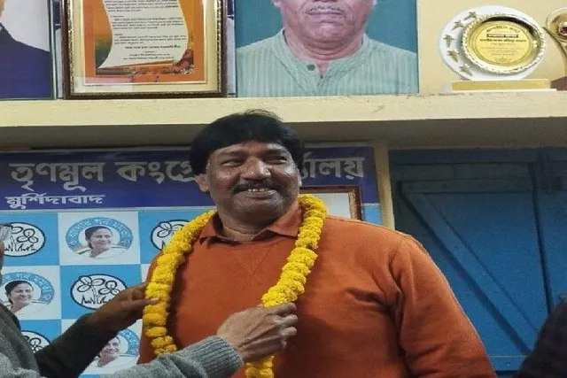 হোসেনপুরে তৃণমূল প্রার্থীকে বুথে ঢুকতে বাধা