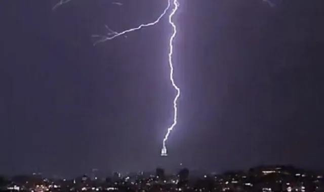 মক্কার ক্লক টাওয়ারে বজ্রপাত, ভাইরাল ভিডিও
