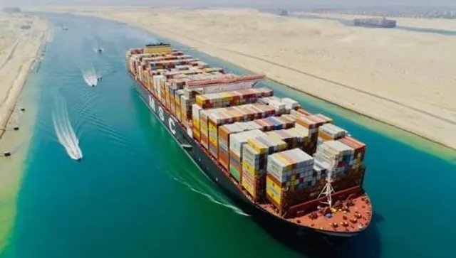 মিশরের সুয়েজ খালে কন্টেইনার জাহাজ ভেঙ্গে গেছে