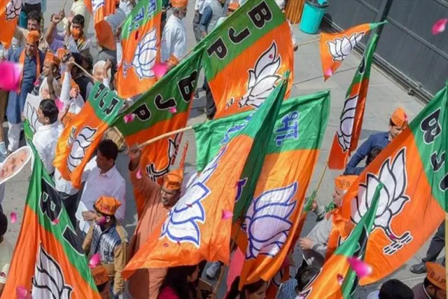 পুনরায় লোকাল ট্রেন চালুর দাবিতে বিজেপির বিক্ষোভ