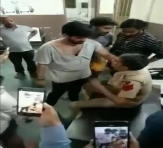 থানায় ঢুকে কনস্টেবলকে ব্যাপক মারধর, ভিডিয়ো করলেন সহকর্মী!