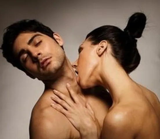 অর্ধেক কাজ ঠোঁট-ই করে