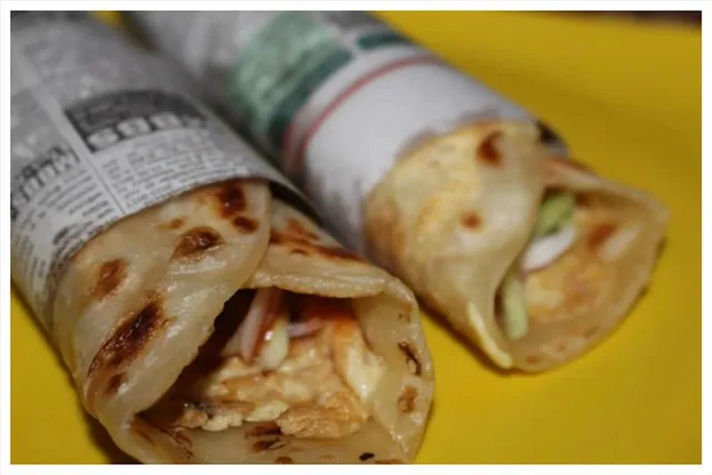 দুর্গাপুজো মানেই ডায়েট ভুলে স্ট্রিট ফুড উপভোগ করা