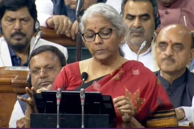 প্রধানমন্ত্রী আবাস যোজনা নিয়ে বড় ঘোষণা কেন্দ্রীয় অর্থমন্ত্রীর