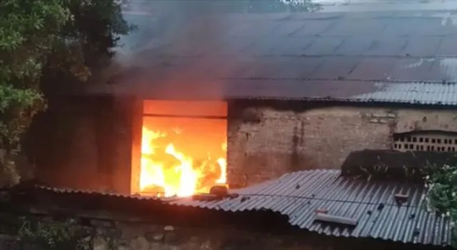 অগ্নিকাণ্ডের ঘটনায় আতঙ্ক এলাকা জুড়ে