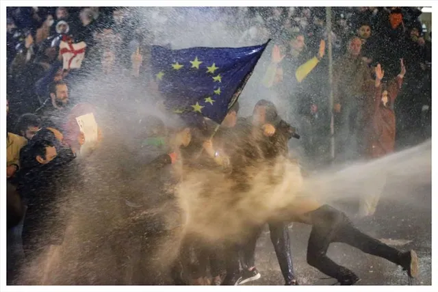 ইউক্রেনের পতাকা নিয়ে ফের  জর্জিয়ায়  হাজার হাজার মানুষের বিক্ষোভ