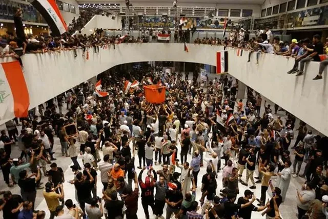 ইরাকে সংসদে ভবনে ঢুকে বিক্ষোভ সাধারণের