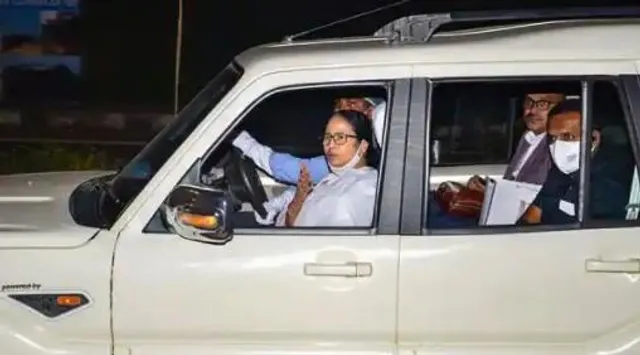 দীপাবলির সন্ধ্যায় সুব্রতের শারীরিক অবস্থার অবনতি, এসএসকেএম এলেন মমতা