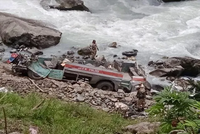 ৩৭ জন ITBP সহ খাদে পড়ল বাস, ৬ জনের মৃত্যু