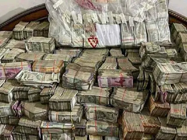 Mumbai Police Seize ₹30 Lakh Cash from Car, Detain Two
