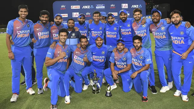 Fans are optimistic about India's victory.                                                                                                                    