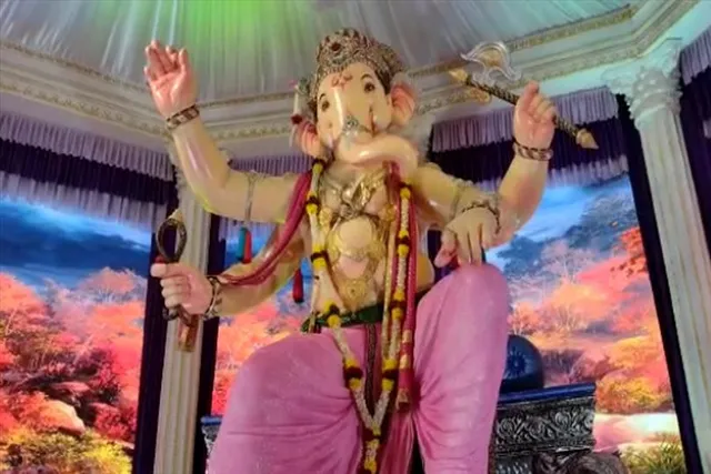 Crowd of devotees for Ganapati darshan