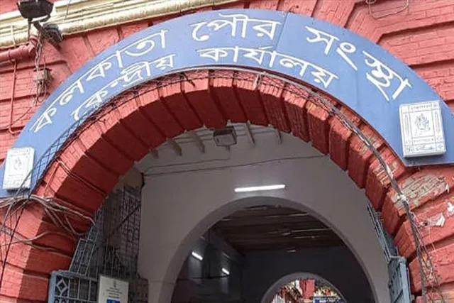 The KMC Clerks Union has withdrawn its decision to go on strike in the Kolkata Municipal Corporation on Friday
