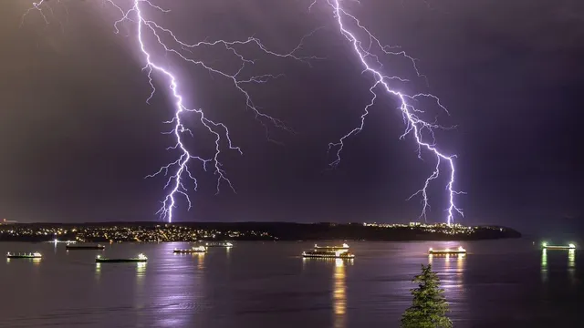 SEVERAL BRITISH COLUMBIA HIGHWAYS CLOSED AND THOUSANDS WITHOUT POWER AMID STORMY CONDITIONS