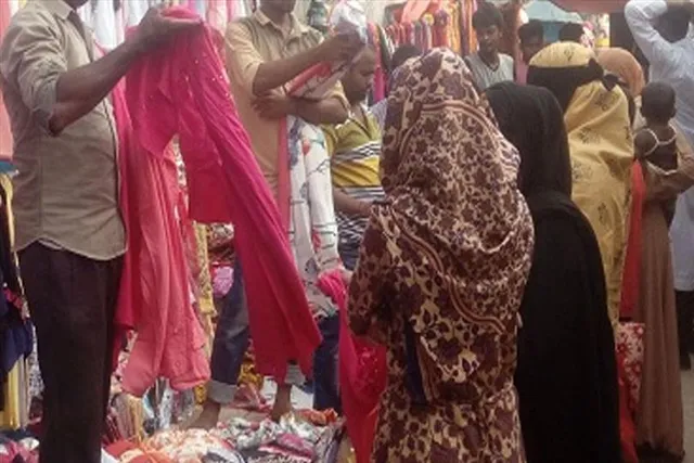 Clothes traders on the road in Bagda