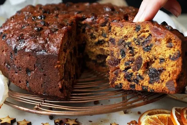 Make a Christmas cake with light wine