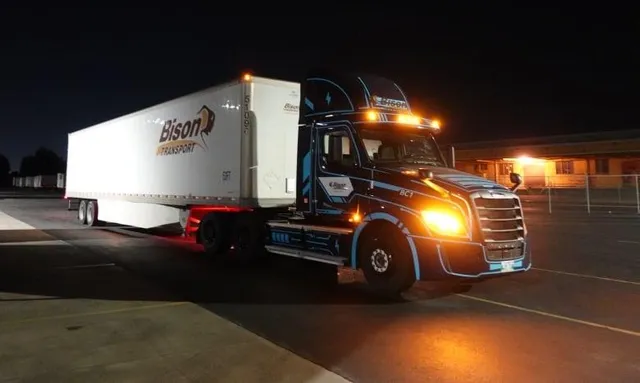 TRUCKING🚛 COMPANIES ARE WANTING TO GO ELECTRIC ⚡ IN CANADA....BUT IT'S NOT GOING TO BE EASY OR CHEAP