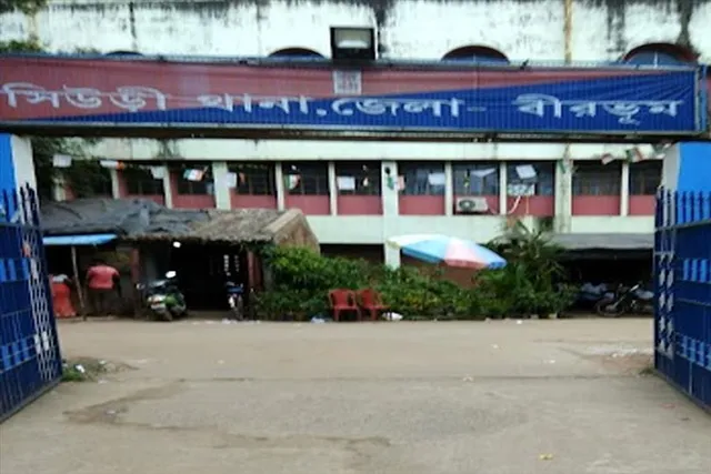 Police car vandalized due to unusual death of young man in Siuri