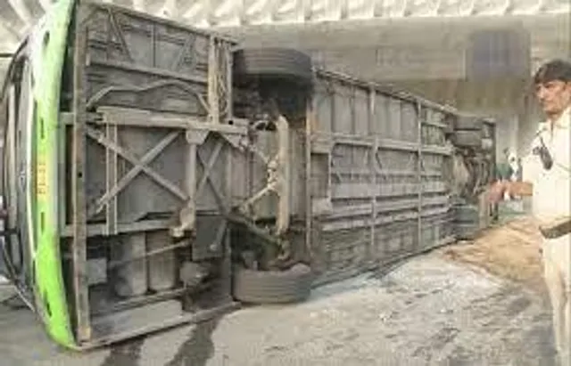 Delhi, Wazariabad area truck overturns, 6 injured