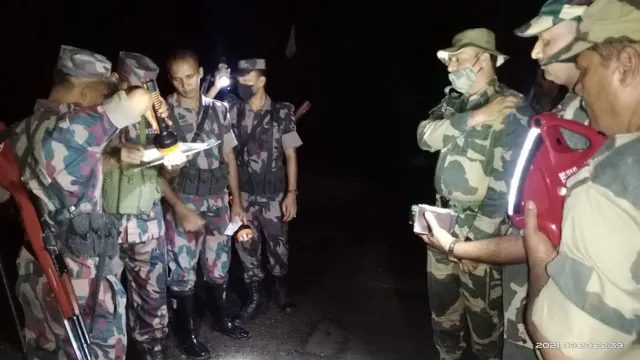 BSF APPREHENDED 2 BANGLADESHI NATIONALS FOR INADVERTENTLY VIOLATING INTERNATIONAL BOUNDARY, HANDED OVER TO BGB AS GOODWILL GESTURE*