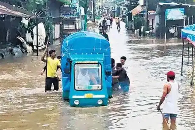 GUJRAT RAINS KILLS 7, OVER 9000 RELOCATED