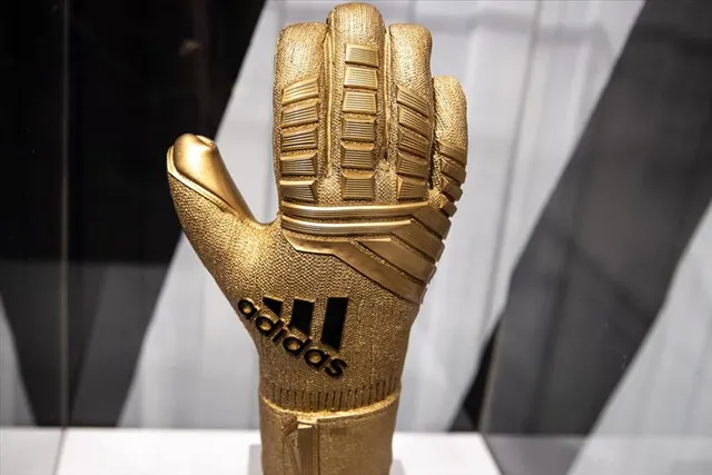 Who is leading the race to win the Golden Glove?