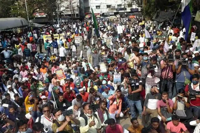 ISF supporters arguing with police in Sealdah
