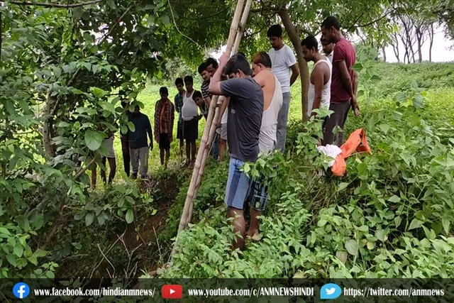 धंसान के गड्ढे में गिरा मवेशी, लोगो ने की गड्ढा भराई की मांग