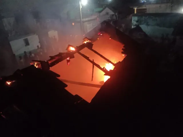 आग से घर जलकर हुई खाक, दमकल स्टेशन बनाने की उठी मांग
