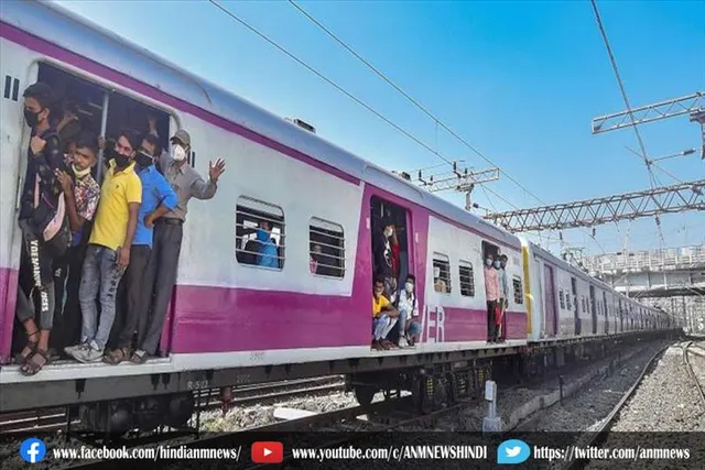 लोकल ट्रेन चलाने को लेकर विरोध प्रदर्शन