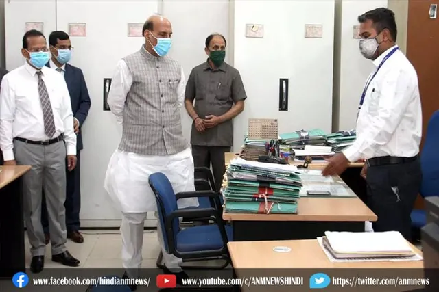 अचानक रक्षा मंत्रालय के दफ्तर पहुंचने के बाद राजनाथ सिंह ने लिया सफाई का जायजा