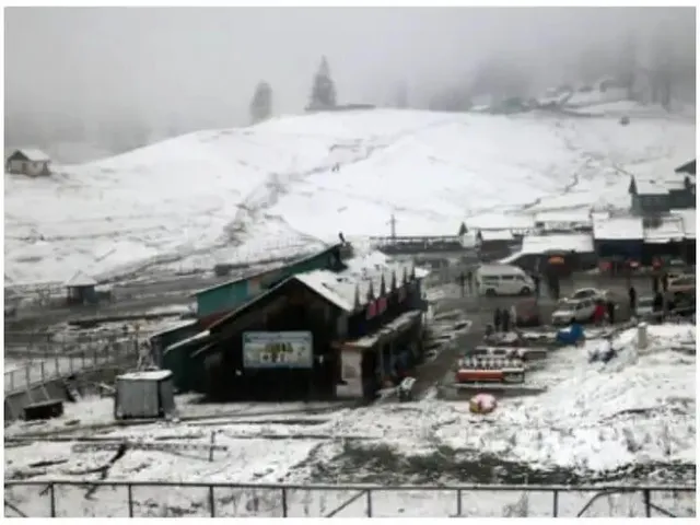 हिमाचल में बर्फबारी से बढ़ी शीतलहर