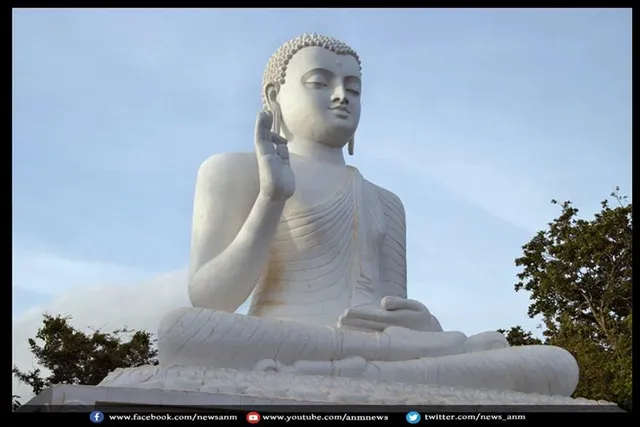 घर के प्रवेश द्वार में रख्खे भगवान बुद्ध की ये मूर्ति