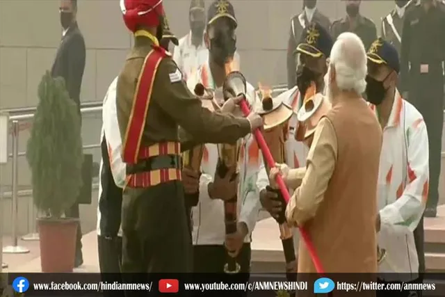 राष्ट्रीय युद्ध स्मारक पहुंचे पीएम मोदी